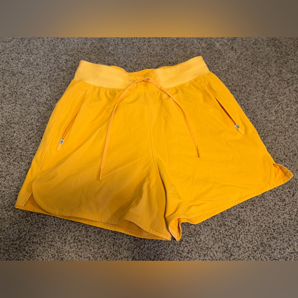 Lululemon women’s License to Train High-Rise Short 4"